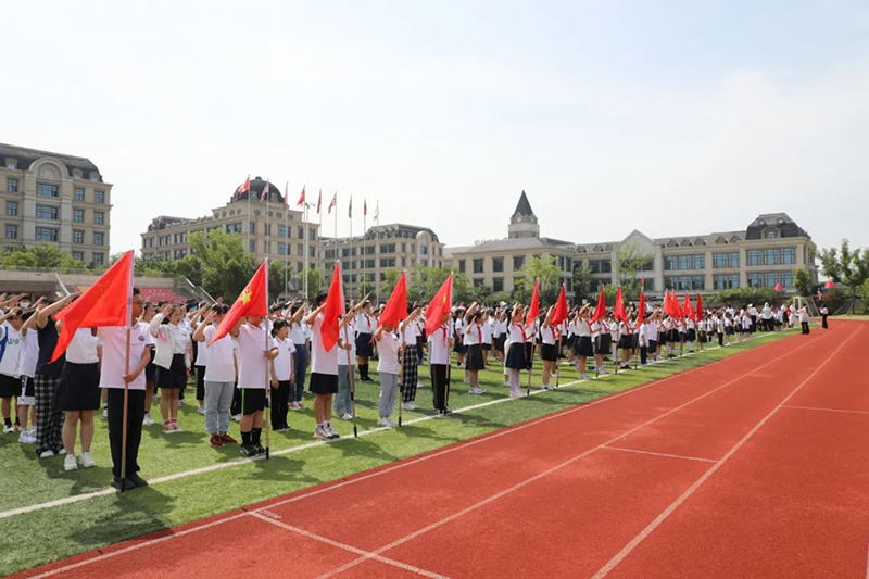 “紅領(lǐng)巾促成長，少先隊(duì)員心向黨”——新華公學(xué)新隊(duì)員入隊(duì)儀式